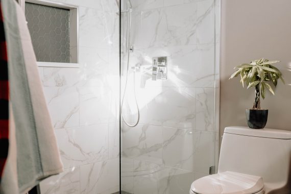 Brodzik prysznicowy prostokątny — kiedy sprawdzi się w łazience brodzik 110×90?