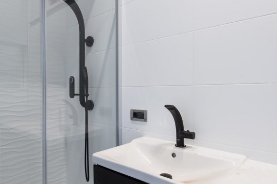 Łazienkowa bateria czarny mat: Do jakiego wnętrza pasuje czarna bateria stojąca umywalkowa?